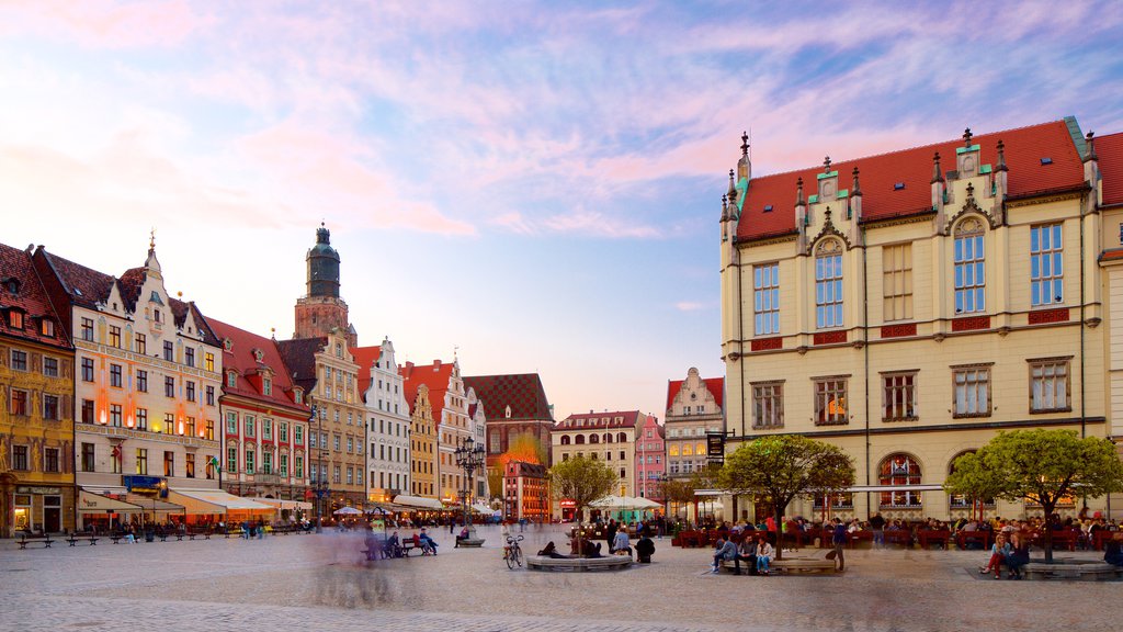 Plaza del mercado de Wroclaw que incluye una plaza y un atardecer