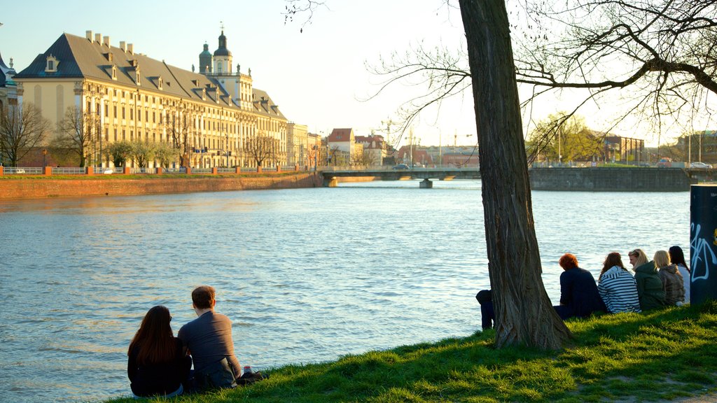 Université de Wroclaw montrant rivière ou ruisseau aussi bien que petit groupe de personnes