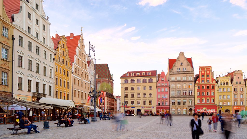 Plaza del mercado de Wroclaw ofreciendo escenas urbanas y un parque o plaza