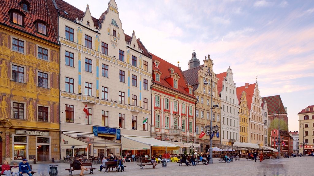 Plaza del mercado de Wroclaw ofreciendo un parque o plaza y escenas urbanas