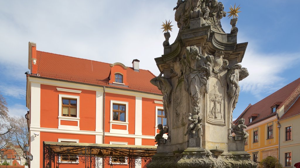 Polonia mostrando una estatua o escultura