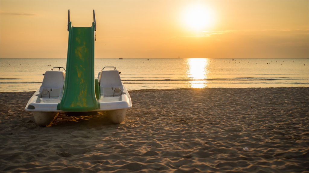 Alba Adriatica montrant une plage et un coucher de soleil