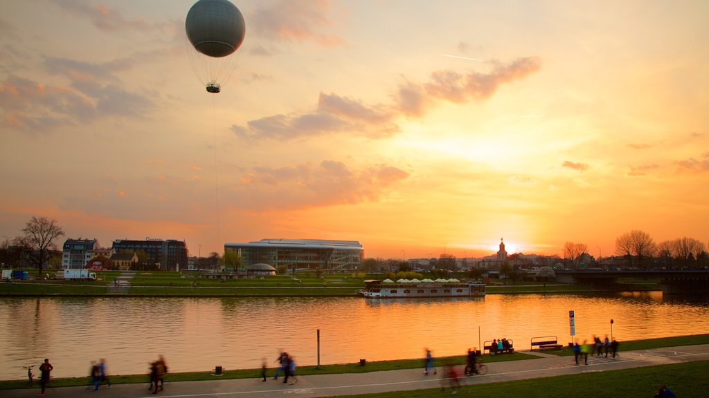 Kraków som omfatter varmtluftsballon, en solnedgang og en sø eller et vandhul