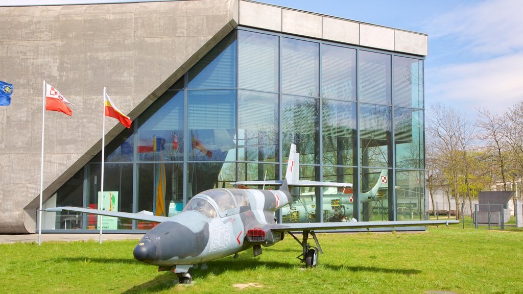 Museo de la Aviación Polaca que incluye aeronave