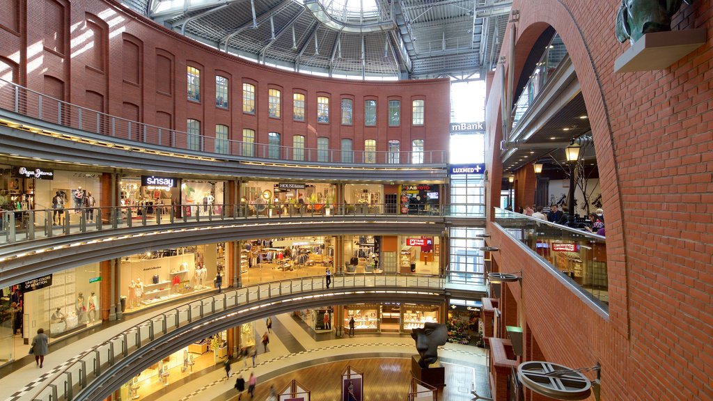 Centro comercial y artístico Stary Browar mostrando compras y vistas interiores