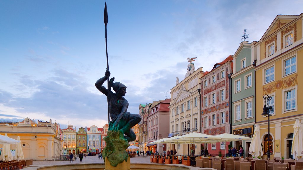 Stary Rynek showing a square or plaza and a statue or sculpture