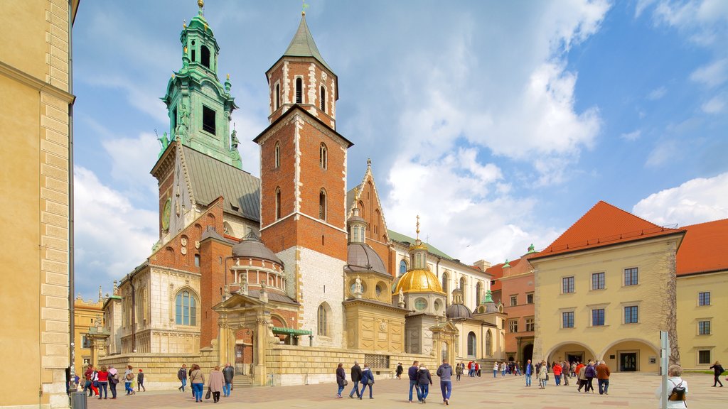 Catedral Wawel que inclui uma praça ou plaza e uma cidade