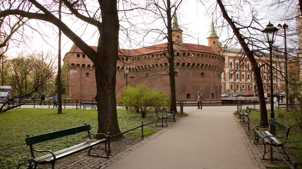 Krakow Barbican que inclui elementos de patrimônio