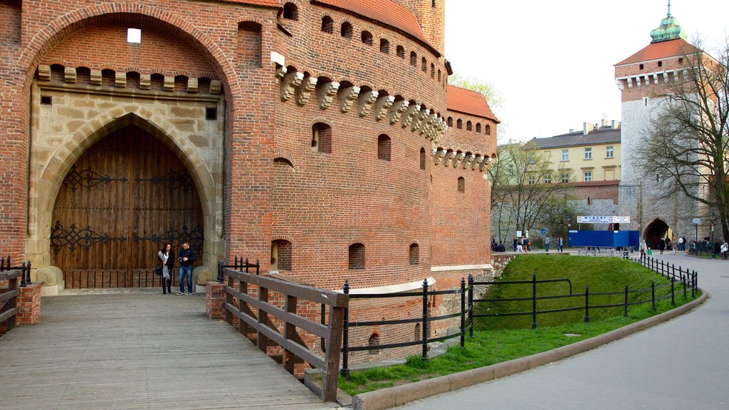 Krakow Barbican que inclui elementos de patrimônio