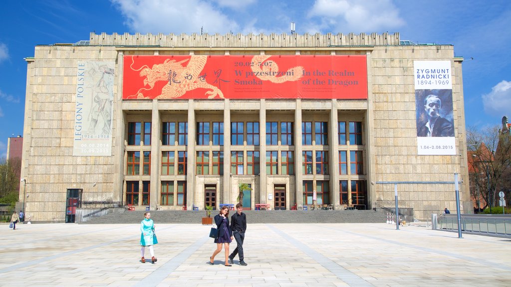 Museu Nacional que inclui sinalização assim como um pequeno grupo de pessoas