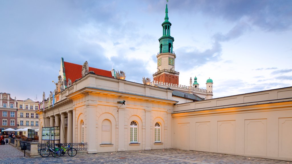 Stary Rynek que inclui uma cidade