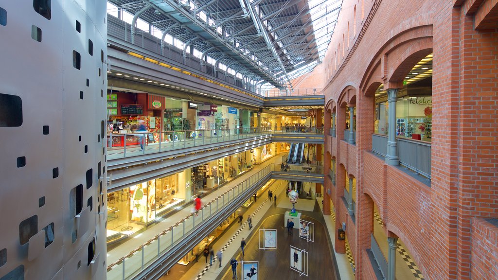 Centro comercial y artístico Stary Browar ofreciendo compras y vistas interiores