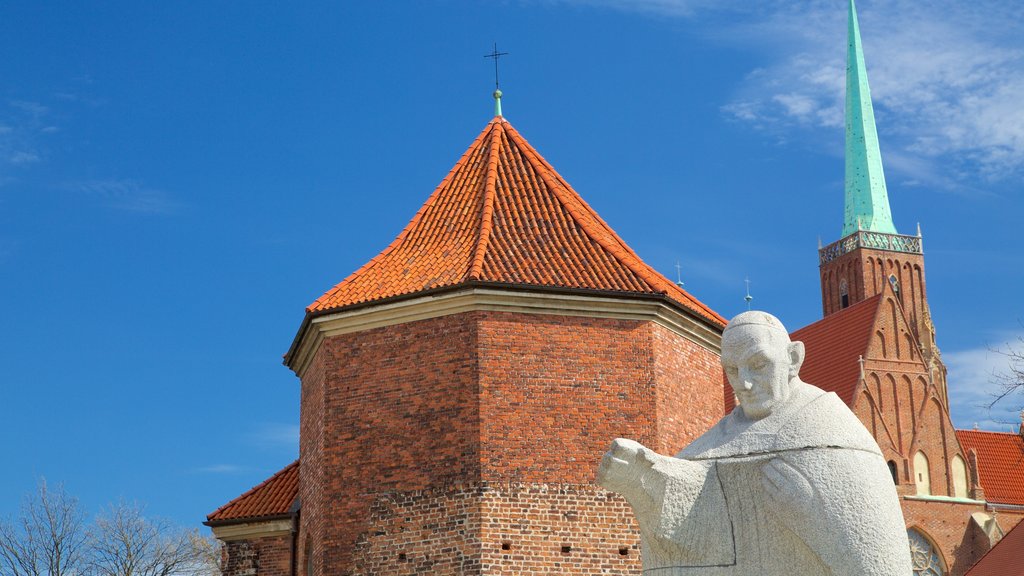 Polen som omfatter en kirke eller en katedral og en statue eller en skulptur