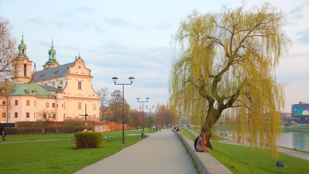 Cracovia mostrando una iglesia o catedral, un río o arroyo y jardín