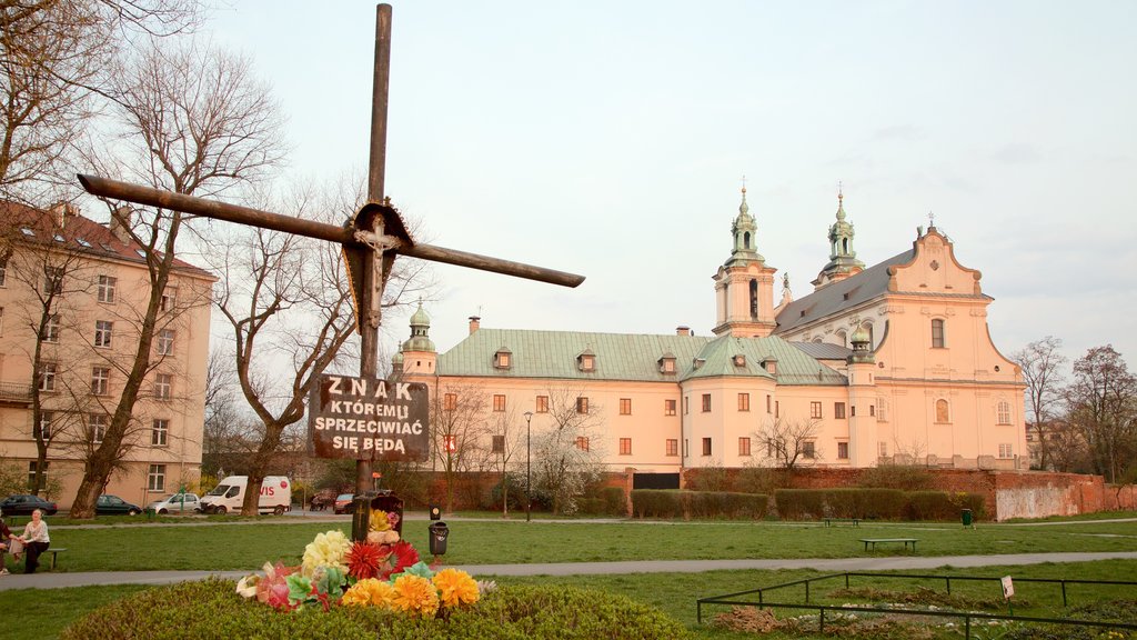 Cracovia que incluye un parque, una iglesia o catedral y elementos religiosos