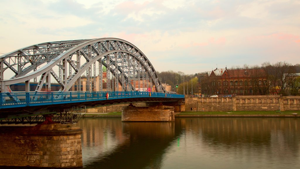 Cracovie montrant un pont et une rivière ou un ruisseau