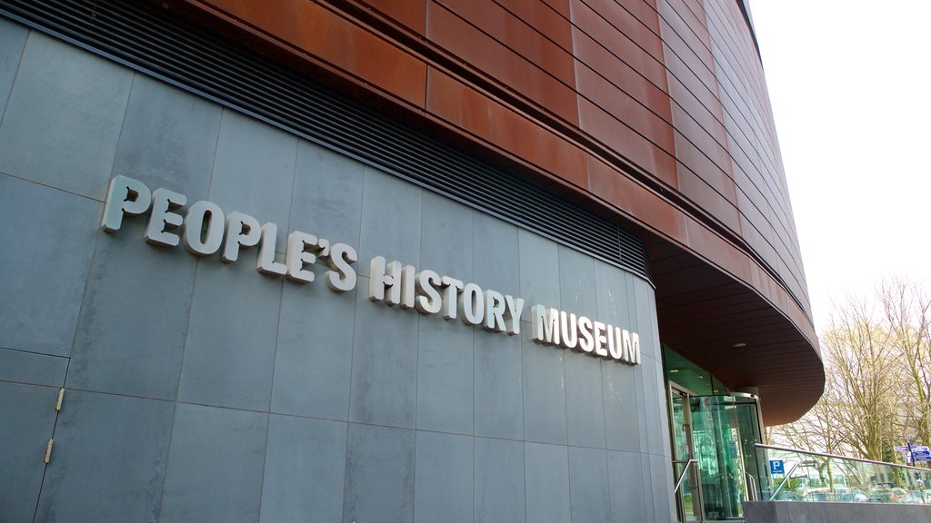 People\'s History Museum que incluye señalización