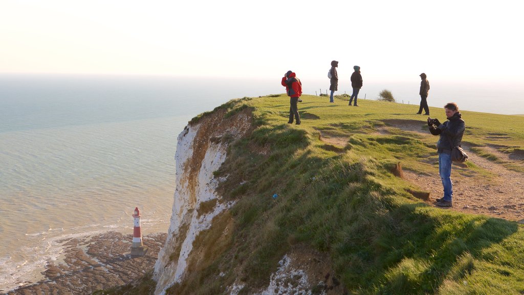 Beachy Head menampilkan pemandangan umum pantai maupun rombongan kecil