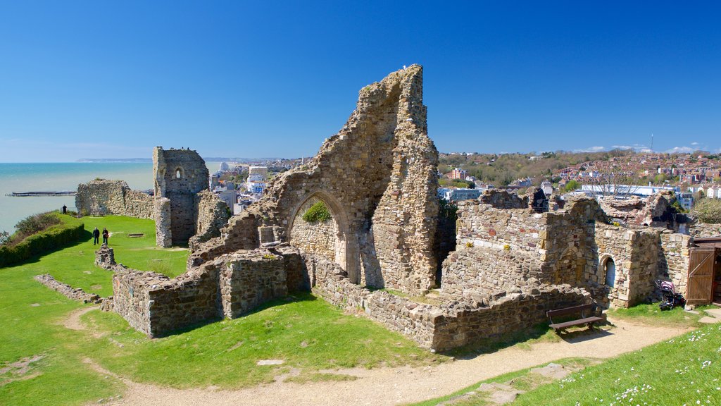 Hastings Castle ofreciendo elementos del patrimonio, vistas generales de la costa y ruinas de edificios