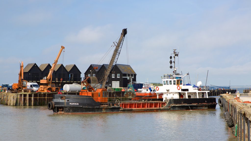 Puerto de Whitstable mostrando una marina y elementos industriales