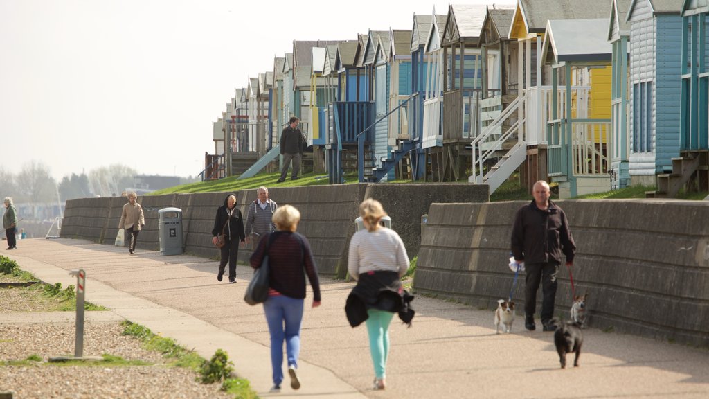 Whitstable Beach såväl som en liten grupp av människor