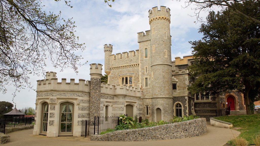 Castillo de Whitstable y jardines ofreciendo patrimonio de arquitectura, un castillo y elementos del patrimonio