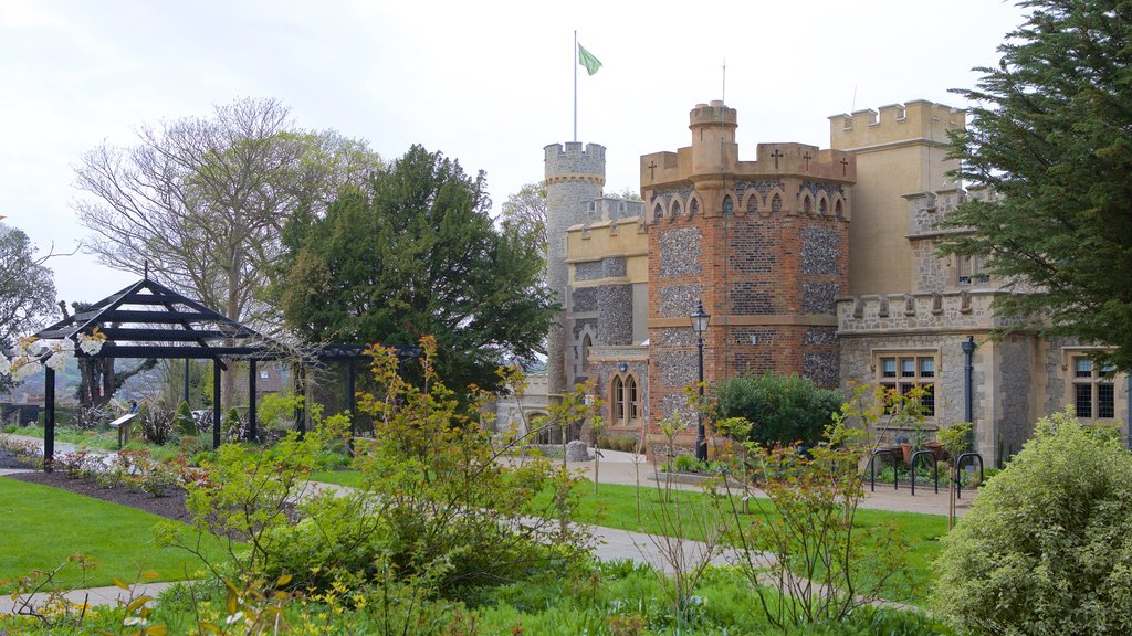 Whitstable Castle and Gardens mostrando um jardim, um castelo e arquitetura de patrimônio