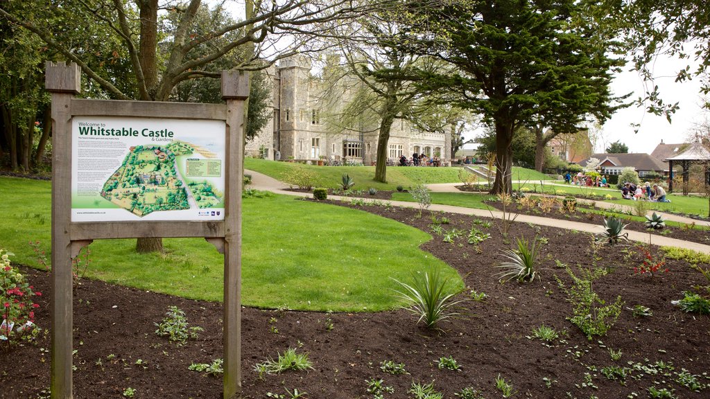 Castillo de Whitstable y jardines ofreciendo arquitectura patrimonial, elementos patrimoniales y castillo o palacio