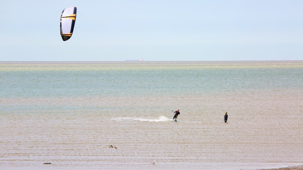 Whitstable Beach toont kitesurfen en algemene kustgezichten