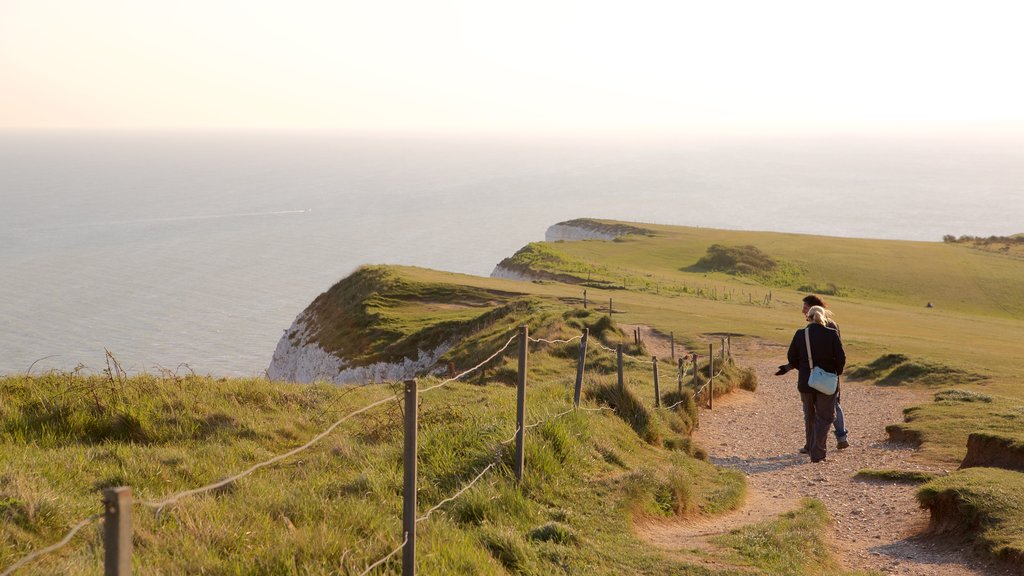 Beachy Head que incluye vista general a la costa y también un pequeño grupo de personas