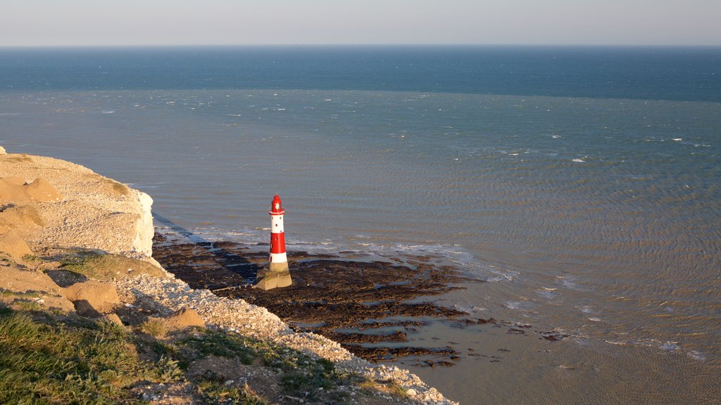 Beachy Head som omfatter udsigt over kystområde og et fyrtårn