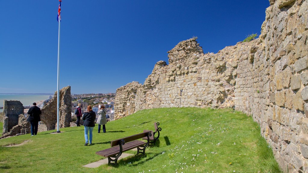 Hastings Castle som inkluderer kulturarv og bygningsruiner