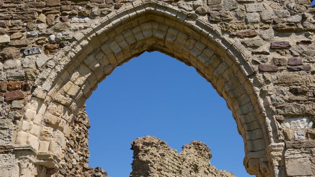 Hastings Castle ofreciendo elementos del patrimonio y una ruina