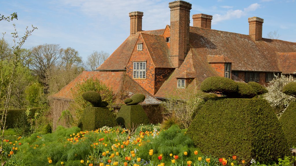 Great Dixter House and Gardens que inclui flores, elementos de patrimônio e um parque