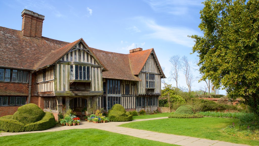 Great Dixter House mettant en vedette éléments du patrimoine et un jardin