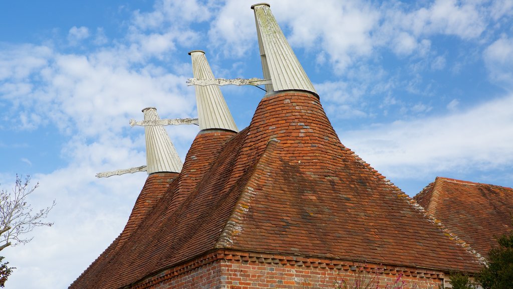 Great Dixter House and Gardens mostrando elementos de patrimônio