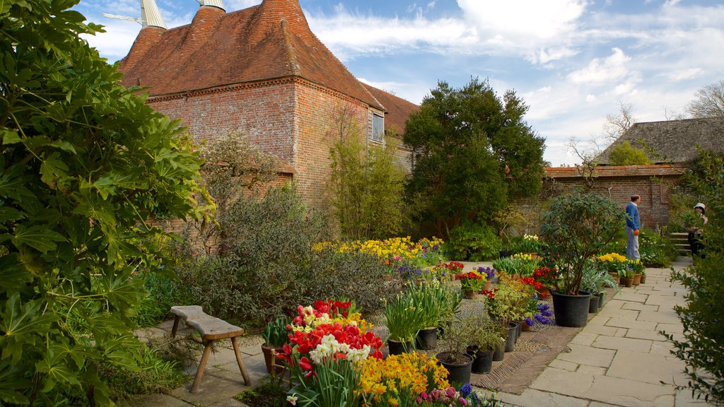 Great Dixter House and Gardens which includes heritage elements, flowers and a park