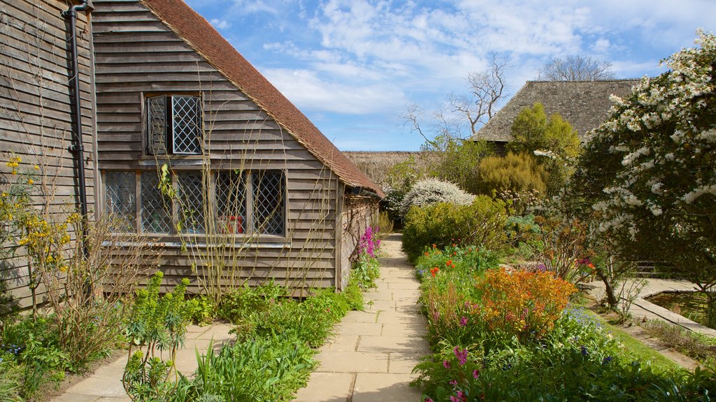 Great Dixter House and Gardens showing heritage elements, flowers and a garden