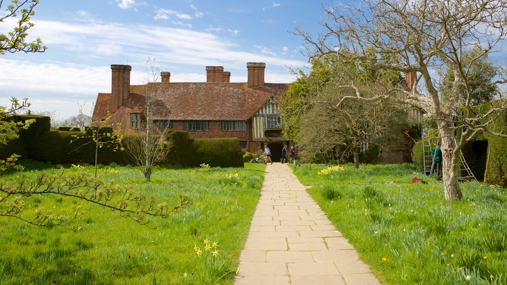 Casa y jardines Great Dixter que incluye elementos patrimoniales y jardín