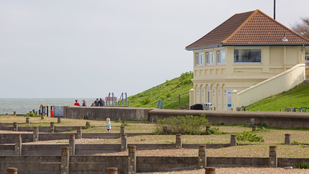 Playa de Whitstable mostrando vistas generales de la costa