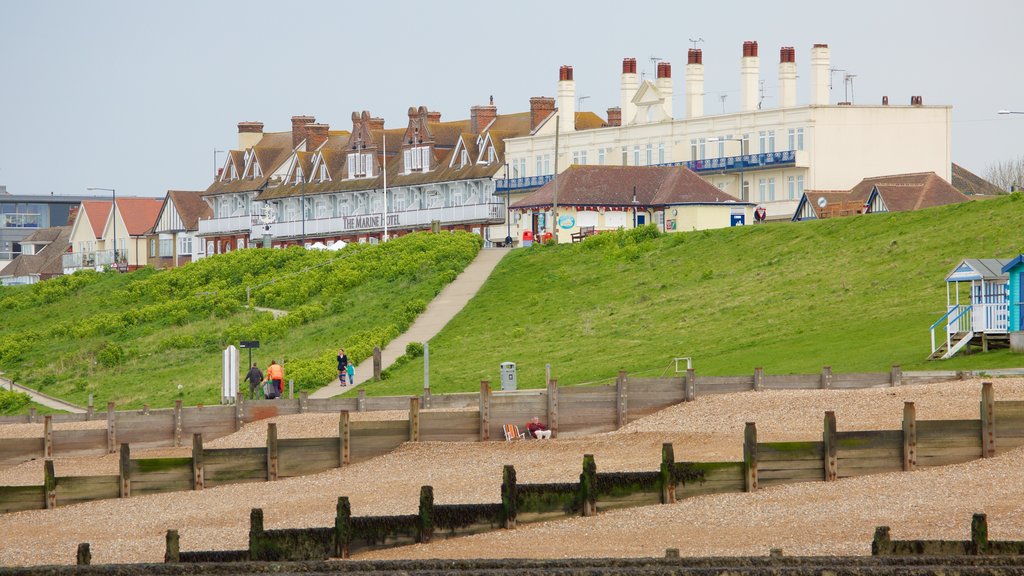 Whitstable Beach que inclui uma praia de pedras