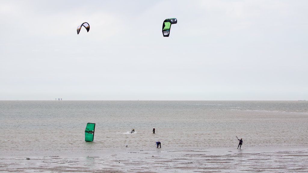 Playa de Whitstable que incluye kite surf y vista general a la costa