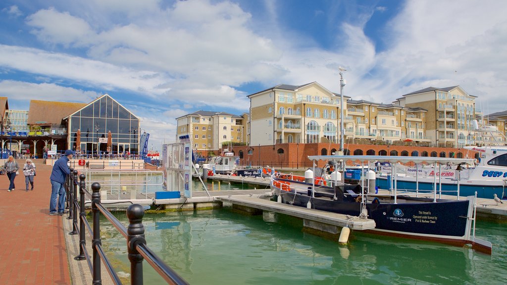 Sovereign Harbour ofreciendo una bahía o un puerto y una ciudad