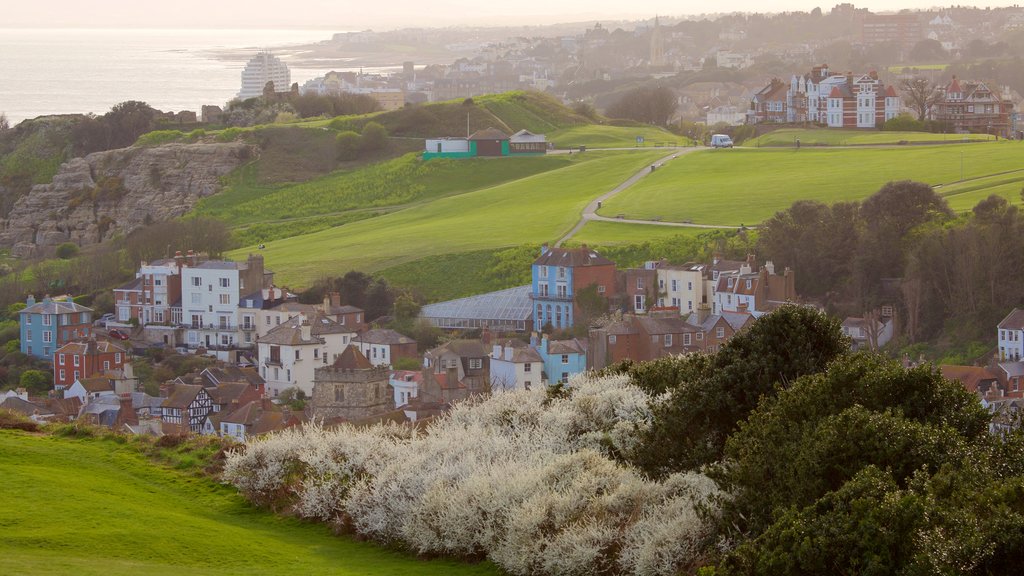 Hastings Country Park mostrando vista general a la costa, un parque y una pequeña ciudad o aldea