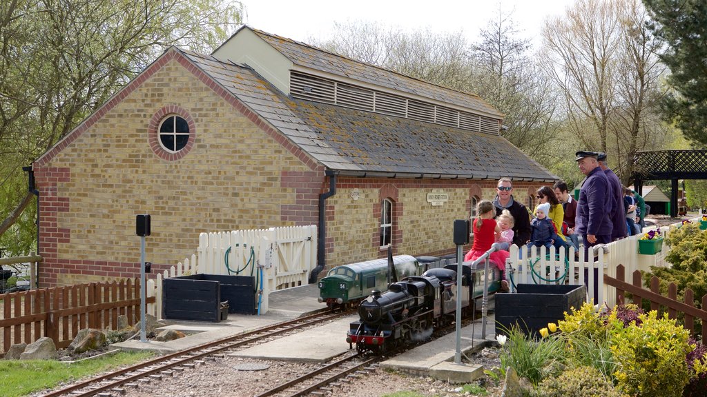 Eastbourne Miniature Steam Railway Adventure Park mostrando artículos de ferrocarril y también un pequeño grupo de personas