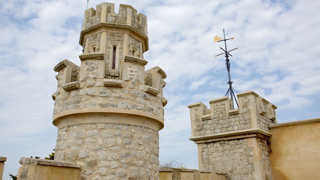 Whitstable Castle and Gardens mostrando um pequeno castelo ou palácio e elementos de patrimônio