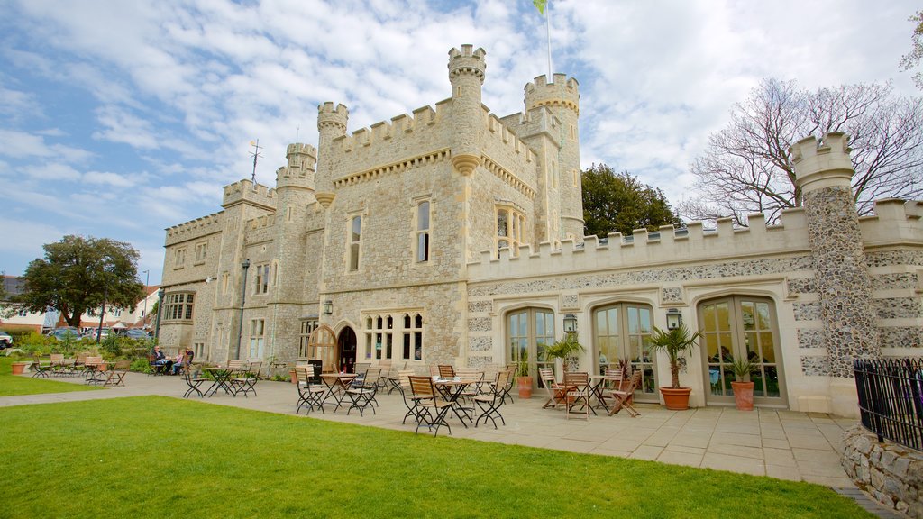 Whitstable Castle and Gardens que inclui um jardim, elementos de patrimônio e um pequeno castelo ou palácio