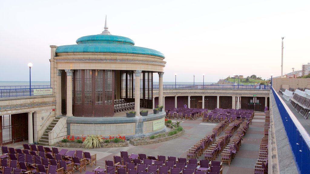 Eastbourne Bandstand fasiliteter samt kyst