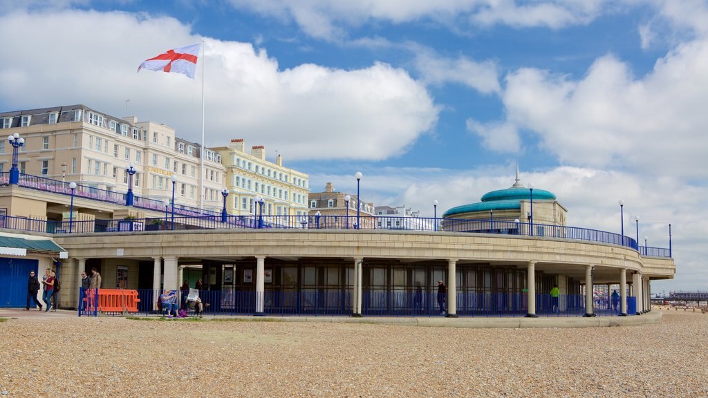 Eastbourne Bandstand caracterizando uma praia de pedras