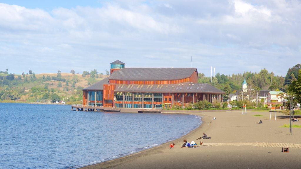 Teatro del Lago featuring a sandy beach